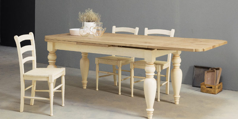gR-cucina_il-Casale-colore-bianco-antico-tavolo-allungato-e-sedie